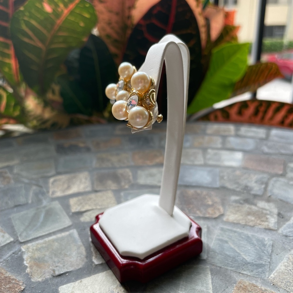 Monet 1980 14K GP Pearl/ Rhinestone stud earrings - Picture 6 of 10